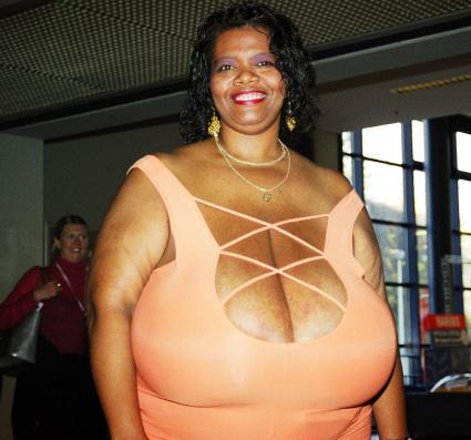 Wanita dengan payudara alami terbesar di Dunia 7wolu.blogspot.com